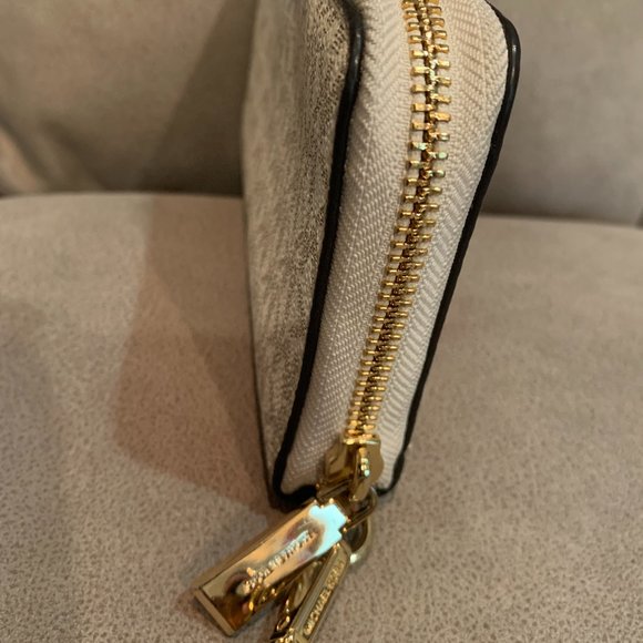 Michael Kors Large Leather Phone Wallet/Wristlet - Picture 2 of 5